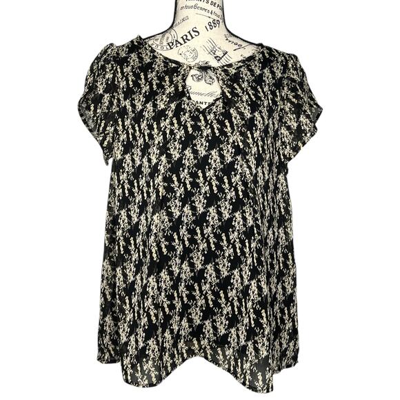 Kaileigh MEDIUM Keyhole Front Flutter Sleeve Fully Lined Short Sleeve Blouse Top - Picture 1 of 15